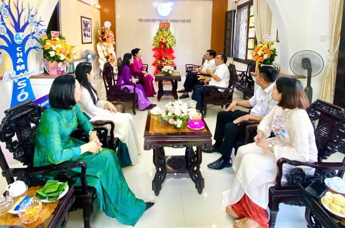 Đồng chí Nguyễn Chí Tài, Phó Bí thư Thành ủy Huế đã đến thăm, chúc mừng cán bộ, hội viên phụ nữ thành phố Huế