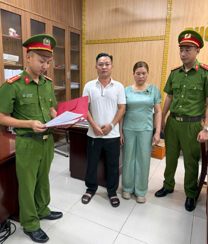 Lực lượng chức năng tống đạt các quyết định tố tụng đối với bị can Trịnh Thị Bình và Phạm Văn Đức. Ảnh: Công an TP Quảng Ninh