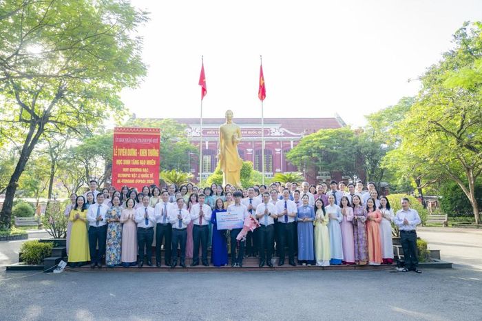 Lãnh đạo thành phố, lãnh đạo sở Giáo dục, Ban Giám hiệu Trường THPT chuyên Quốc Học – Huế cùng các thầy cô giáo, phụ huynh và học sinh nhà trường chúc mừng em Tăng Hạo Nhiên