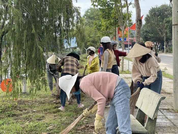 Chi hội tổ chức ra quân thu gom bao bì thuốc bảo vệ thực vật trên nương rẫy, dọn vệ sinh các tuyến đường thôn