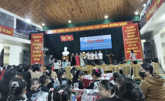 Không khí vui tươi đoàn kết trong buổi tọa đàm nhiều thế hệ phụ nữ cùng tham dự