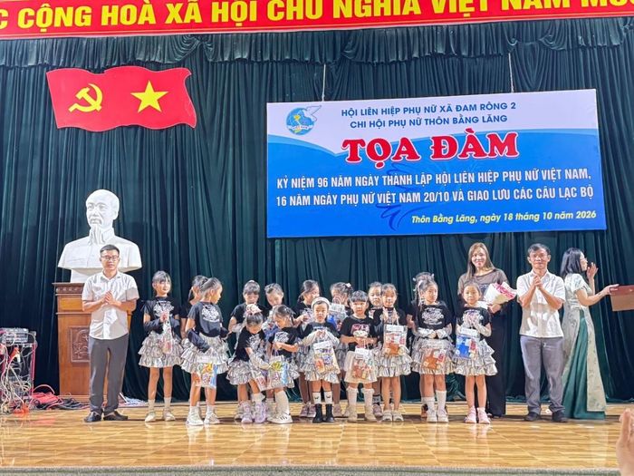 Đội thiếu nhi thôn Bằng Lăng tham gia các chương trình trong buổi tọa đàm