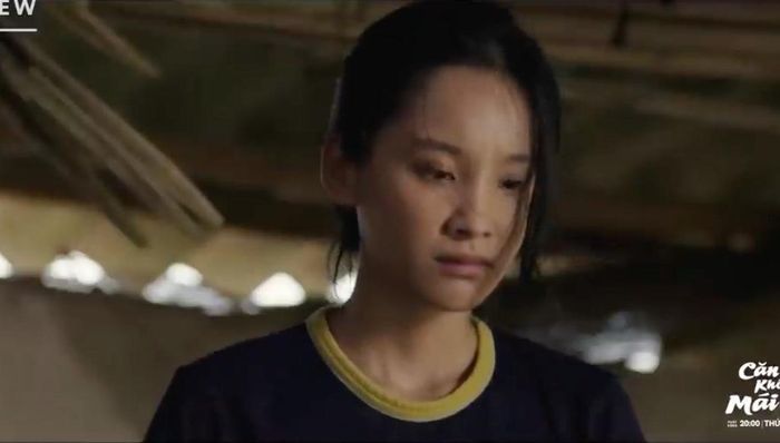 Thơ bị bạn bè chế giễu vì nghèo khó.