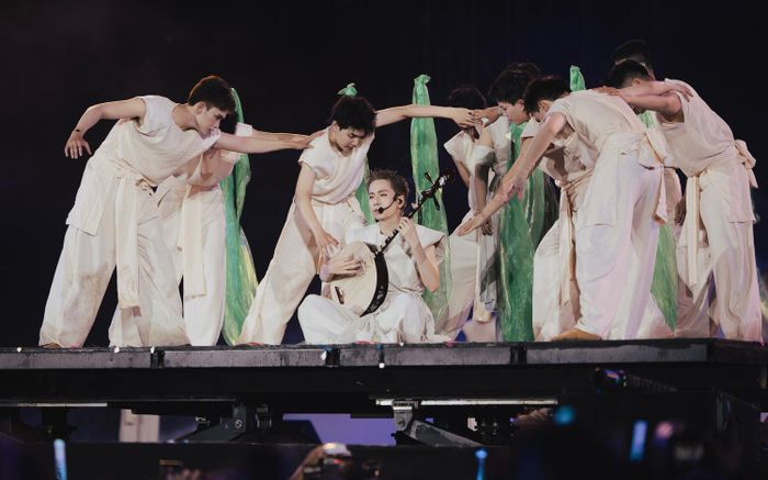 Việc đặt một chương văn hóa ở chính giữa concert không chỉ giúp chương trình có thêm chiều sâu nghệ thuật ngoài tính giải trí thông thuần, mà còn giúp các giá trị truyền thống được kết nối tự nhiên với góc nhìn, nhịp trình diễn và cách thưởng thức của khán giả trẻ.