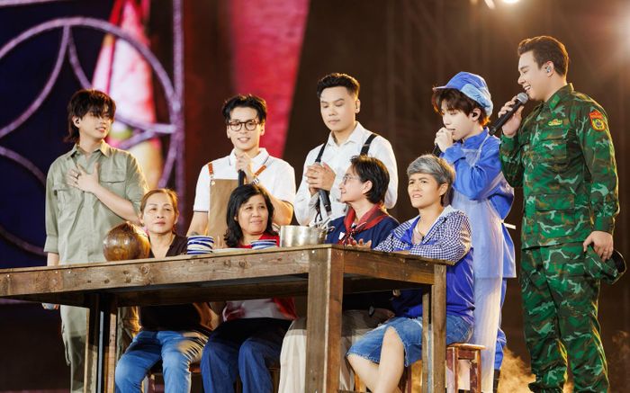  Tiết mục “Cơm nhà” đưa không gian âm nhạc trở về với hơi ấm gia đình. Đại diện các anh tài, Toki Thành Thỏ chia sẻ gửi lời cảm ơn đến những người mẹ đã có mặt tại concert và bày tỏ mong muốn sẽ tiếp tục nỗ lực để xứng đáng với tình yêu thương mà gia đình đã dành cho mình.