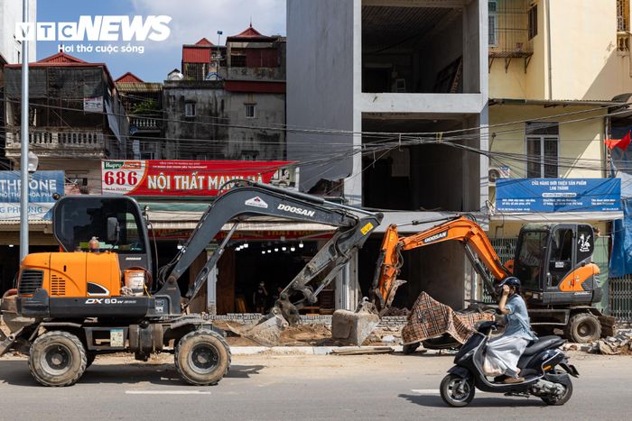 Máy móc, thiết bị được huy động tối đa, phục vụ thi công các hạng mục còn lại, đẩy nhanh tiến độ dự án. 