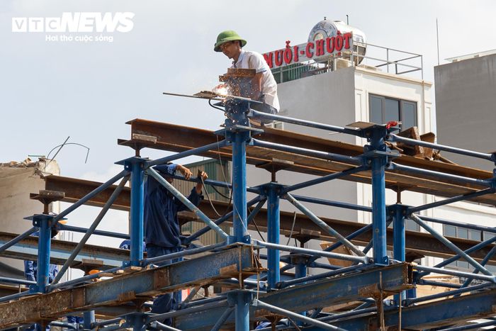 Tại hai nút giao Láng Hạ - Giảng Võ và Nguyễn Chí Thanh, các nhà thầu vẫn đang thi công cầu vượt, phấn đấu hoàn thành trước ngày 31/12/2026.