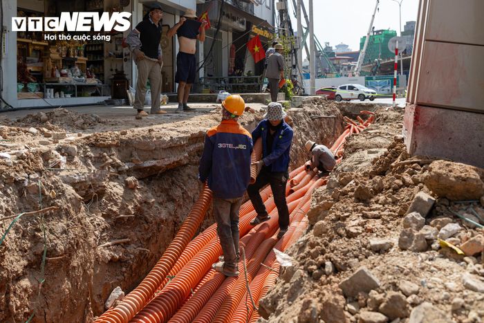 Cùng với đó, các hạng mục thoát nước, bó cáp, tuynel, hào kỹ thuật, tường chắn và vỉa hè đang được khẩn trương triển khai. 