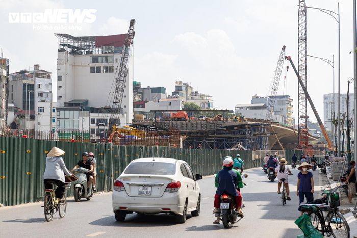 Theo báo cáo, đoạn Vành đai 1 từ Hoàng Cầu đến Voi Phục đã được thông xe, chưa bao gồm hai cầu vượt tại các nút giao nêu trên. Toàn bộ dự án dự kiến hoàn thành trong năm 2026.