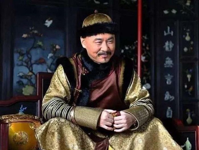 Từ dụng cụ thô sơ ban đầu, các hoàng đế nhà Thanh biến nó thành những chiếc nhẫn ngọc quý giá đeo trên ngón tay cái.