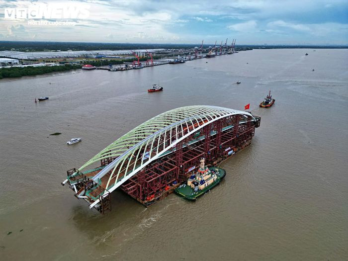Tổ hợp kết cấu được vận chuyển có chiều dài khoảng 187m, gồm nhịp chính vòm thép nặng khoảng 1.400 tấn và hệ thống khung đỡ chuyên dụng nặng khoảng 2.000 tấn.