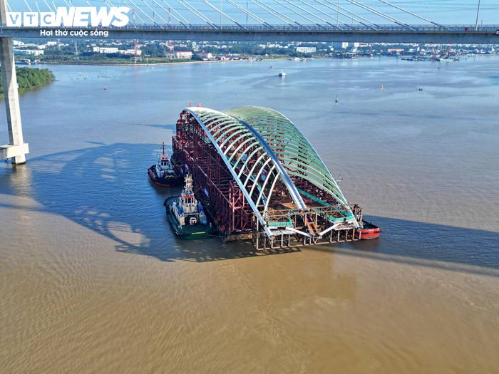 Cầu Bình Khánh có tổng chiều dài khoảng 2,7 km, trong đó phần cầu dây văng dài 749,5 m. Đường dẫn hai đầu cầu dài 1,69 km, cùng đoạn cầu vượt các trục đường Nguyễn Văn Tạo và Nguyễn Hữu Thọ dài khoảng 320 m. Công trình có quy mô 4 làn xe cơ giới và 2 làn dừng khẩn cấp.