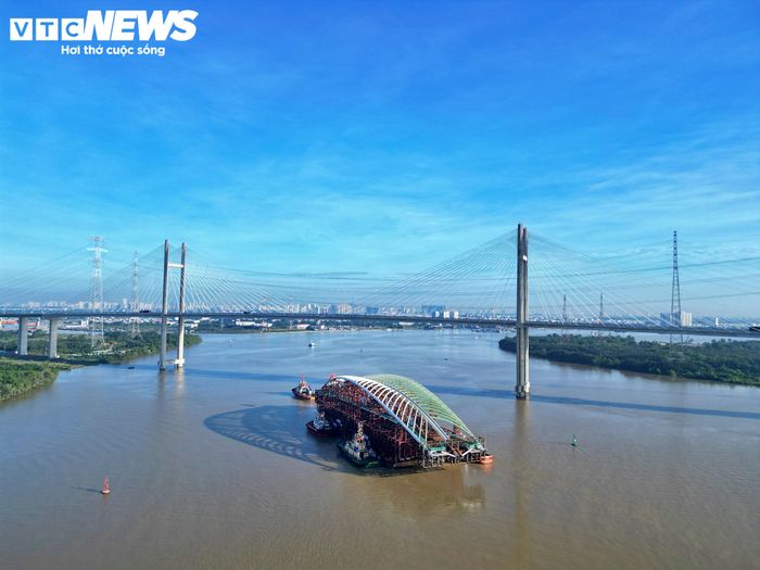Từ khu vực Cần Giờ, đoàn phương tiện di chuyển vào sông Sài Gòn, lần lượt đi qua các khu vực cầu Bình Khánh, Mũi Đèn Đỏ, cầu Phú Mỹ và Bến Nghé trước khi đến bến Bạch Đằng. Sau khi đến nơi, sà lan dự kiến được neo ở khu vực phía bờ Thủ Thiêm để chờ công tác hợp long. Thời điểm hợp long cầu đi bộ qua sông Sài Gòn dự kiến vào đêm 21/10.