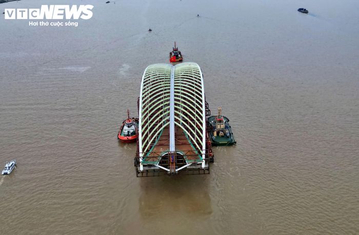 Toàn bộ kết cấu được đặt trên sà lan Trung Nam S05 dài 109 m, rộng 37 m, có khả năng chở hơn 14.000 tấn. Để bảo đảm ổn định trong quá trình vận chuyển, trên sà lan bố trí 50 trụ kê bằng thép và bê tông nhằm phân bổ tải trọng, hạn chế ảnh hưởng khi phương tiện dao động trên mặt nước.