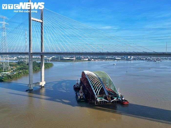 Theo kế hoạch, trong ngày 19/10, đoàn lai dắt di chuyển khoảng 21 hải lý, tương đương 39 km, chủ yếu theo luồng sông Sài Gòn để đến công trường tại bến Bạch Đằng (khu vực Quận 1 cũ). Khung thời gian di chuyển được Cảng vụ Hàng hải TP.HCM phê duyệt kéo dài đến 18h.