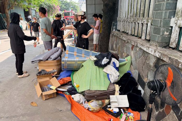 Người dân vội di chuyển đồ đạc ra ngoài.