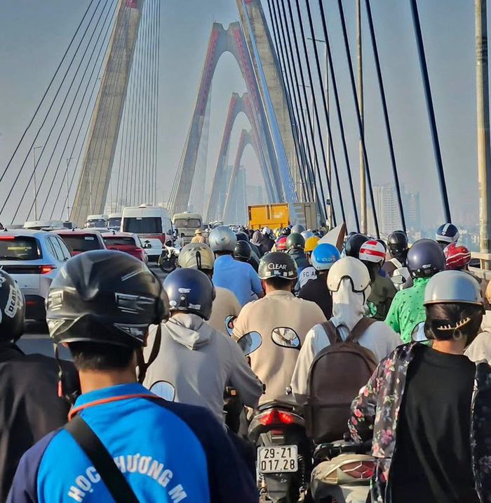 Dòng xe bị ùn ứ tại làn xe máy sáng 19/10. (Ảnh: Đình Anh)