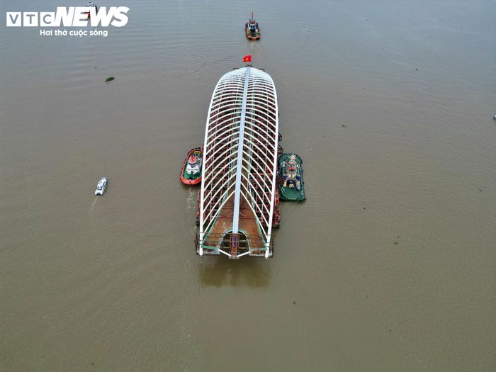Khoảng 8h ngày 18/10, sà lan chở nhịp chính bắt đầu tách khỏi cầu cảng. Các tàu lai phối hợp đưa phương tiện chuyển hướng ra luồng, mở đầu hành trình về khu vực Bến Bạch Đằng - Thủ Thiêm.