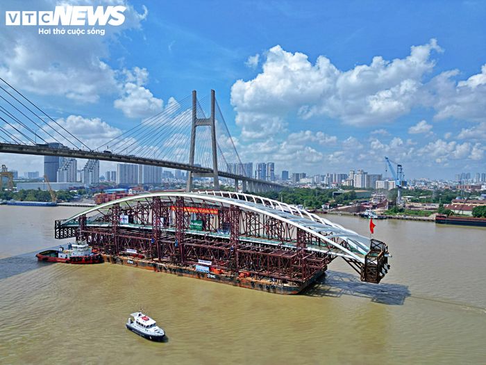 Cầu đi bộ qua sông Sài Gòn khởi công ngày 30/4/2025, có tổng mức đầu tư gần 1.000 tỷ đồng, do Nutifood tài trợ. Công trình dài khoảng 720 m, kết nối Công viên Bến Bạch Đằng với Quảng trường trung tâm Thủ Thiêm.