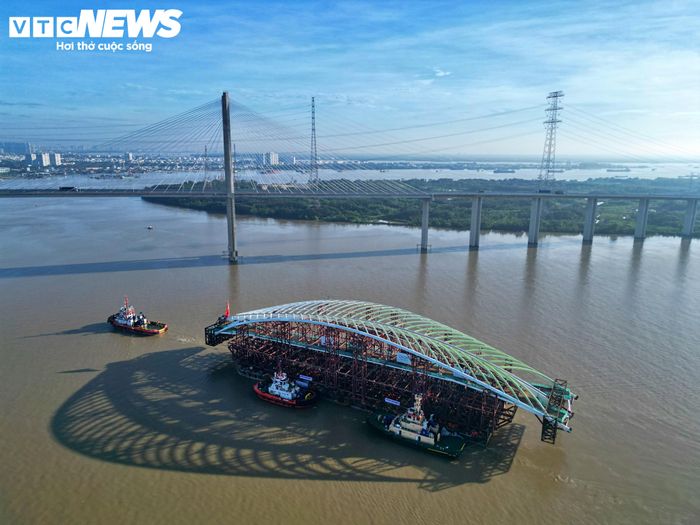 Sau khi vượt cầu Bình Khánh, đoàn tiếp tục hành trình về khu vực Rạch Phú Xuân. Đội vận hành duy trì liên lạc với lực lượng cảnh giới, cập nhật tình hình tàu thuyền phía trước để phối hợp điều chỉnh hướng đi theo luồng.