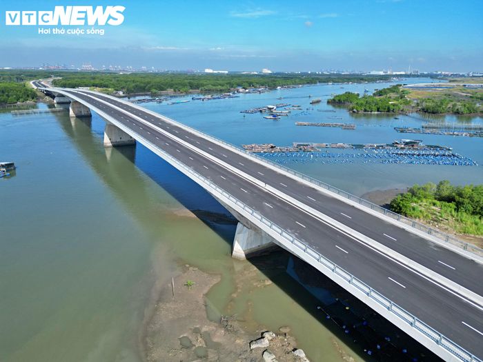 Tuyến 991B đi qua khu vực có địa hình đặc thù với rừng ngập mặn, ruộng muối và các khu nuôi thủy sản. Nền đất yếu là một trong những yếu tố khiến việc thi công đòi hỏi giải pháp xử lý nền phù hợp nhằm hạn chế nguy cơ sụt lún.