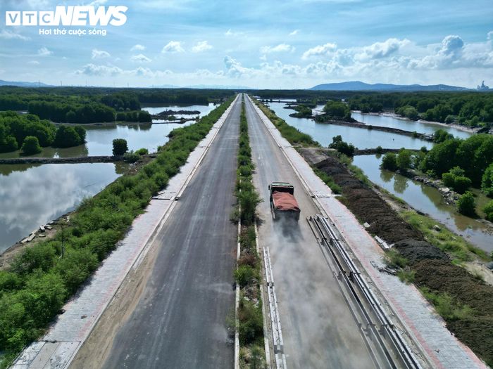 Trên tuyến, nhiều đoạn đường đã được thảm nhựa, trồng cây xanh. Các hạng mục còn lại tập trung vào hoàn thiện mặt đường, đường dẫn lên cầu và những công trình phụ trợ.