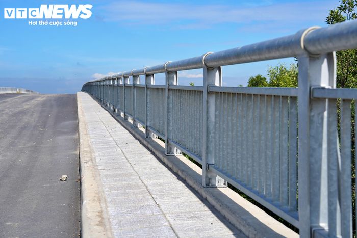 Cách cầu Mỏ Nhát khoảng 2km là cầu Rạch Ông, dài khoảng 400m. Công trình đã cơ bản hoàn thiện các hạng mục như lan can, khe co giãn và những phần việc liên quan.