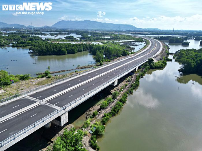 Dự án khởi công giữa năm 2018, có chiều dài khoảng 9km, mặt đường rộng 35m, thiết kế 4 làn xe. Đến nay, công trình đạt khoảng 95% khối lượng thi công, trong đó hơn 7km đã được thảm nhựa, nhiều hạng mục cầu và đường dẫn đang được hoàn thiện.
