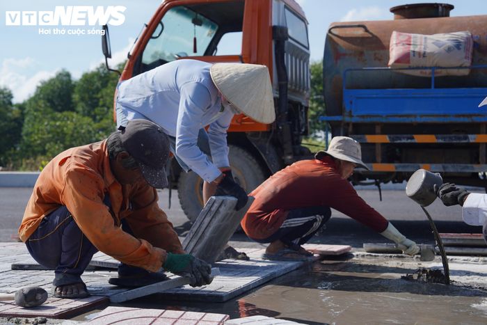 Tại vị trí giao với quốc lộ 51, cầu vượt dài 664m, rộng 18,5m đã cơ bản thành hình. Nhà thầu đang tiếp tục thi công đường dẫn, lắp đặt lan can và hoàn thiện khe co giãn.