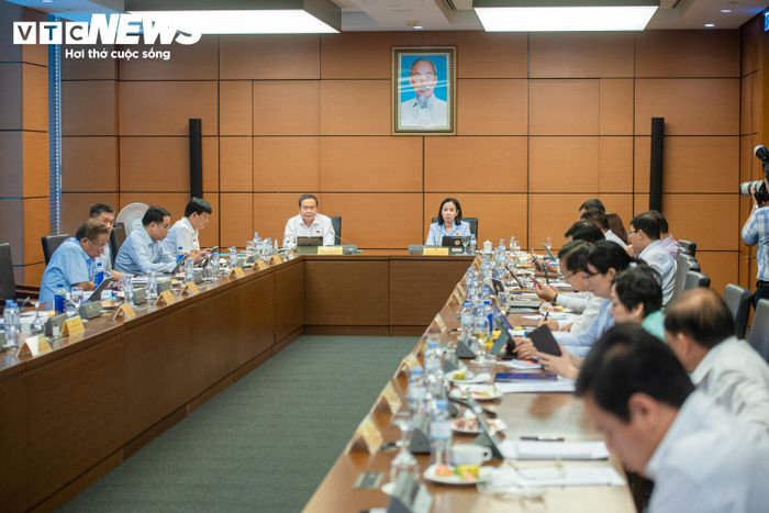 Phiên thảo luận tại tổ TP.HCM sáng 19/10. (Ảnh: Viên Minh)