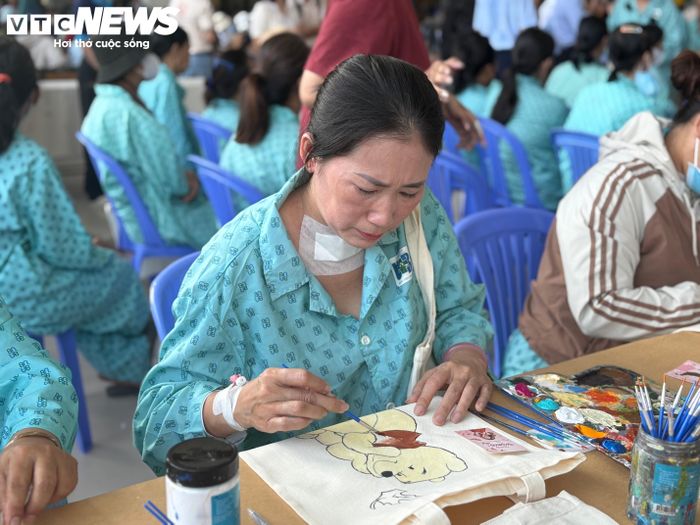 Bệnh nhân được phát túi vải miễn phí và được hướng dẫn tô màu, trang trí theo sở thích.