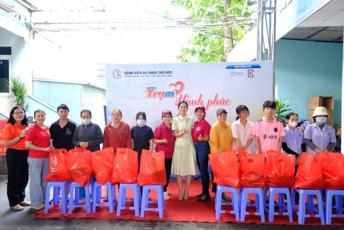 Bệnh viện Đa khoa Thủ Đức tổ chức chương trình “Tôn vinh vẻ đẹp người phụ nữ Việt Nam”, gửi gắm tình yêu thương và trân trọng những giá trị tốt đẹp của phụ nữ. Với sự đồng hành của các tổ chức, đơn vị, nhà hảo tâm, nghệ sĩ và tình nguyện viên, chương trình góp phần kết nối những tấm lòng nhân ái, lan tỏa thông điệp yêu thương, sẻ chia và hy vọng đến người bệnh.