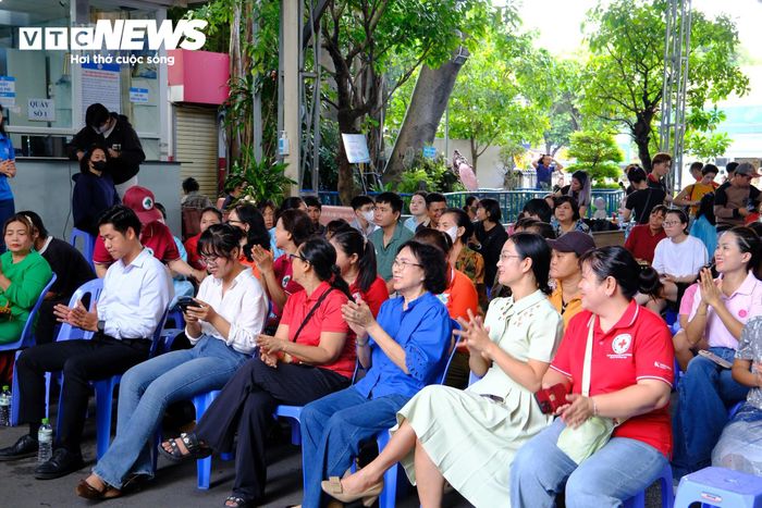 Trong khuôn khổ chương trình, 20 phiếu tạm ứng viện phí mỗi phiếu trị giá 1.000.000 đồng đã được trao tặng đến 20 người bệnh đang điều trị chạy thận tại Khoa Nội thận - Thận nhân tạo, Bệnh viện Đa khoa Thủ Đức. 