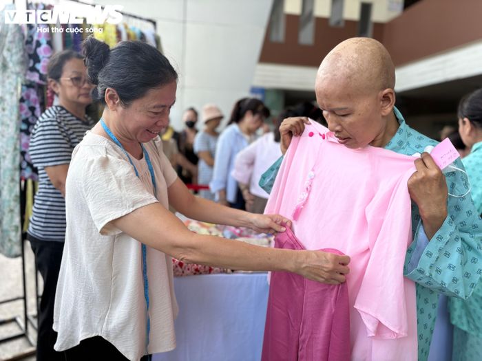 Gian hàng tặng áo dài miễn phí thu hút nhiều bệnh nhân nữ ghé tới. Ai cũng mong muốn chọn cho mình một bộ áo dài thật đẹp.