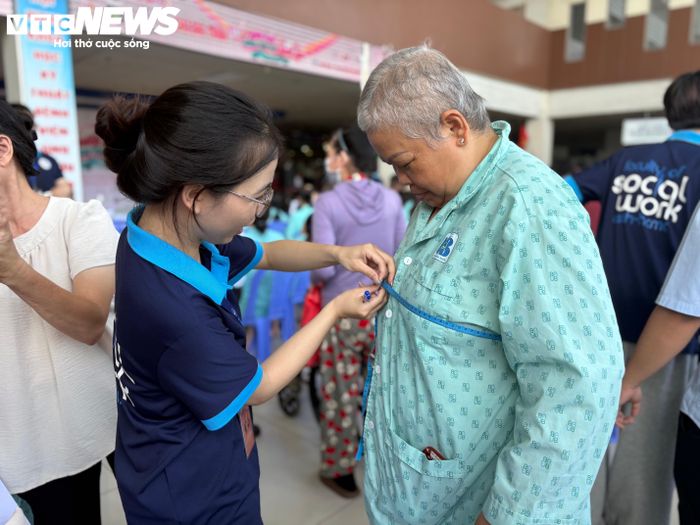 Với nhiều bệnh nhân đang điều trị nội trú tại bệnh viện, 20/10 không được quây quần cùng người thân, gia đình, những khoảnh khắc này sẽ trở nên thật ấm áp, ý nghĩa.