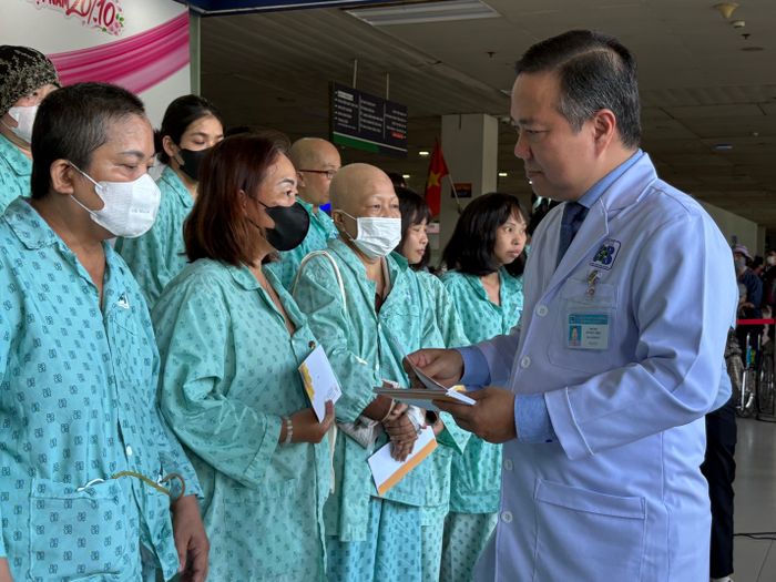 TS.BS Võ Đức Hiếu, Phó Giám đốc Bệnh viện Ung Bướu TP.HCM cho biết, chương trình với nhiều hoạt động ý nghĩa dành cho người bệnh như tặng tóc giả tư vấn sức khỏe, vẽ tranh, tô tượng, vẽ tranh trên túi vải, tặng hoa tươi và các hoạt động làm đẹp. “Đặc biệt, ban tổ chức trao tặng tổng cộng 100 triệu đồng cho 20 trường hợp người bệnh, góp phần hỗ trợ chi phí và tiếp thêm động lực tinh thần để họ vững tin trên hành trình điều trị”, BS Hiếu nói.