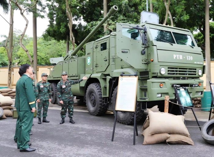 Hình ảnh pháo tự hành PTH-130 do Học viện Kỹ thuật quân sự thiết kế, chế tạo