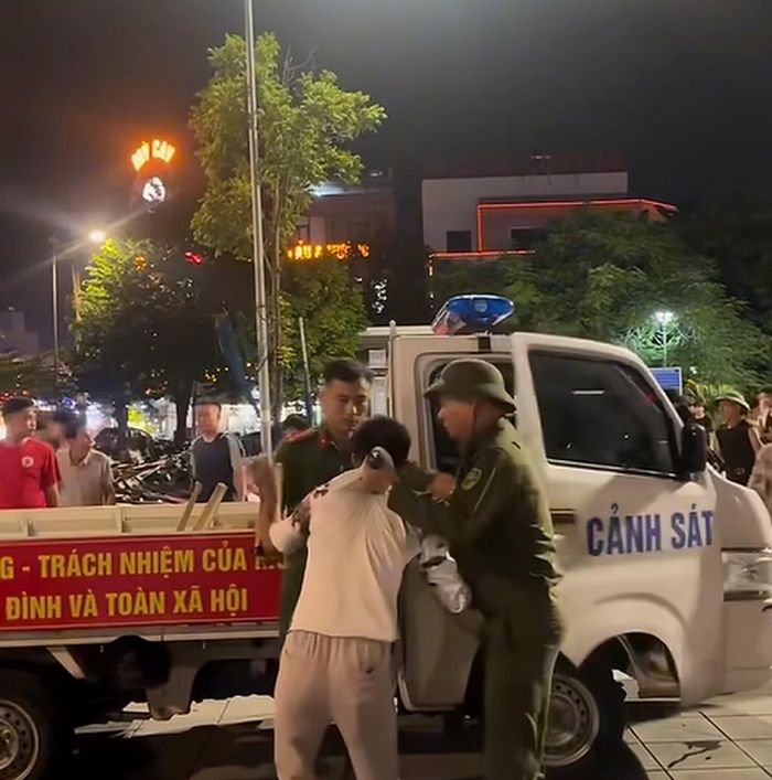 Lực lượng chức năng đưa Vừ A Dính về trụ sở làm việc. 