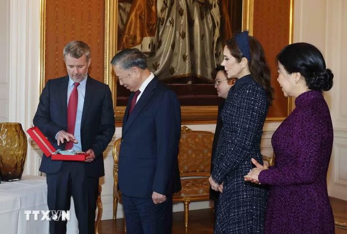 Nhà vua Frederik X trao tặng Tổng Bí thư, Chủ tịch nước Tô Lâm Huân chương Voi (Order of the Elephant) - huân chương cao quý nhất của Vương quốc Đan Mạch. (Ảnh: Thống Nhất/TTXVN)
