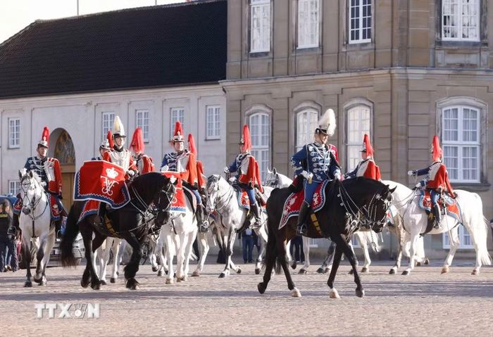 Đội nghi lễ kỵ binh Hoàng gia Đan Mạch triển khai đội hình tiếp đón Tổng Bí thư, Chủ tịch nước Tô Lâm và Phu nhân Ngô Phương Ly. (Ảnh: Thống Nhất/TTXVN)
