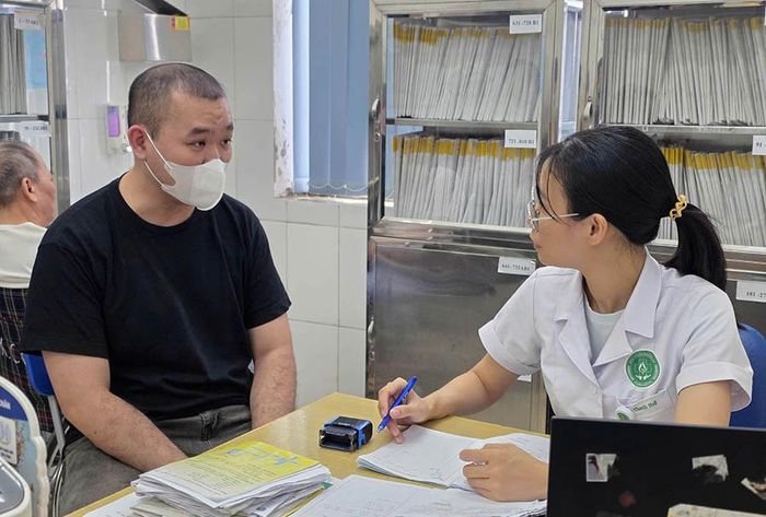 Bác sĩ Bệnh viện Đa khoa Gia Lâm tư vấn sức khỏe cho người dân. Ảnh: Mai Tuyết