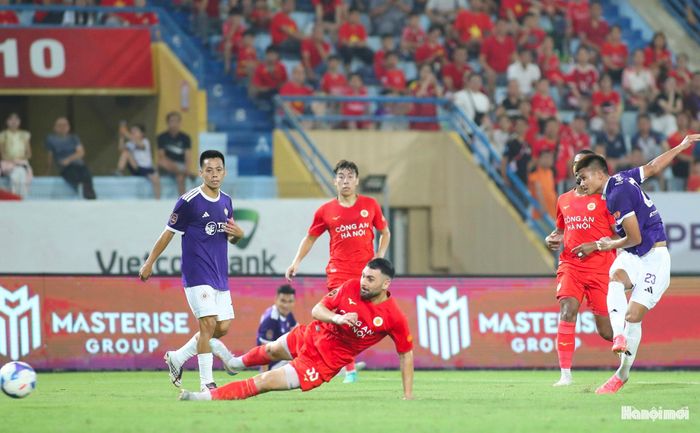 Các tình huống dứt điểm đầu trận cho thấy Hà Nội FC không lựa chọn lối chơi phòng ngự thụ động.