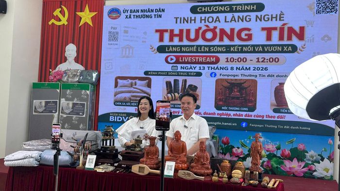 Phó Chủ tịch UBND xã Thường Tín Nguyễn Văn Tản tham gia trực tiếp tại các phiên livestream. Ảnh: PV