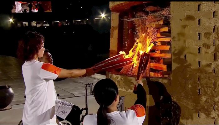 Một trong những điểm nhấn của lễ khai mạc là nghi thức thắp đài lửa Đại hội. Ảnh: BTC