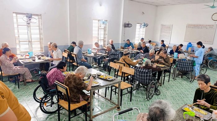 Kết nối chăm sóc tại nhà, chăm sóc ban ngày, phục hồi chức năng, dinh dưỡng và hỗ trợ công nghệ sẽ giúp gia đình có thêm lựa chọn phù hợp với tình trạng sức khỏe và khả năng tài chính của người cao tuổi tại Trung tâm Nuôi dưỡng, chăm sóc người cao tuổi Phù Đổng. Ảnh: Thủy Nguyễn