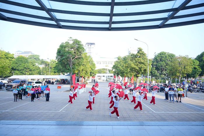 Tiết mục múa quạt trong Hội khỏe người cao tuổi xã Phù Đổng năm 2026. Ảnh: Thủy Nguyễn