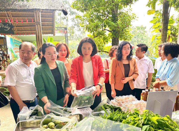Các đại biểu thăm gian trưng bày sản phẩm tại chương trình "Phụ nữ Hà Nội phát huy giá trị tài nguyên bản địa, ứng dụng công nghệ số, chuyển đổi xanh trong kinh tế tập thể" do Hội LHPN Hà Nội tổ chức. Ảnh: Bảo Lâm