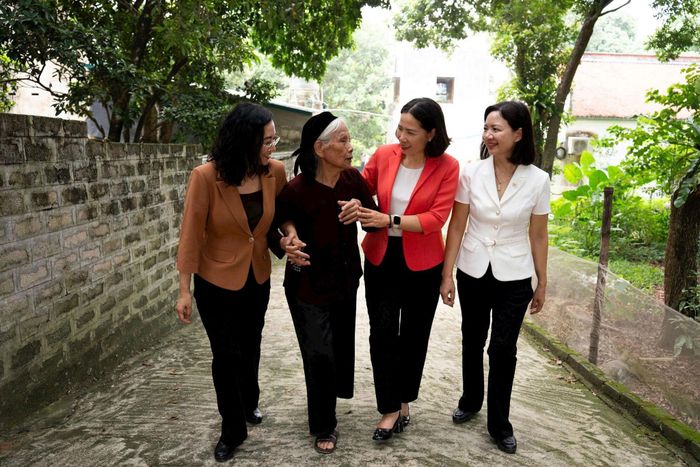 Chủ tịch Hội LHPN thành phố Hà Nội Lê Kim Anh cùng các đồng chí lãnh đạo thăm Bà mẹ Việt Nam anh hùng Đỗ Thị Tùng tại phường Tùng Thiện dịp kỷ niệm 79 năm Ngày Thương binh - Liệt sĩ. Ảnh: Hoàng Lan
