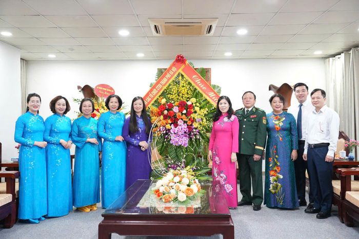 Mặt trận Tổ quốc và các tổ chức chính trị xã hội thành phố Hà Nội tặng hoa chúc mừng Hội LHPN thành phố Hà Nội nhân kỷ niệm 96 năm thành lập Hội LHPN Việt Nam. Ảnh: Hoàng Lan