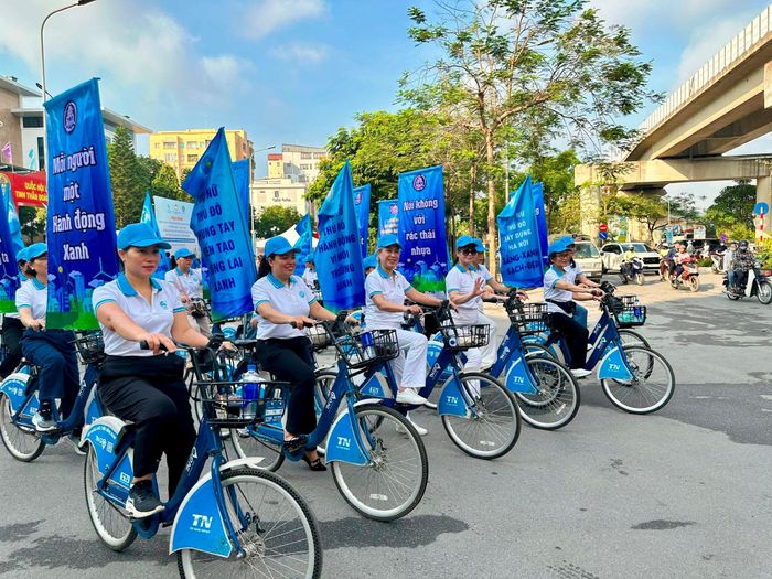 Phụ nữ Thủ đô hưởng ứng phong trào thi đua do Ủy ban MTTQ Việt Nam thành phố phát động. Ảnh: Bảo Lâm